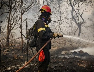 Σε πλήρη εξέλιξη οι πυρκαγιές στην Κινέτα και Καλλιτεχνούπολη